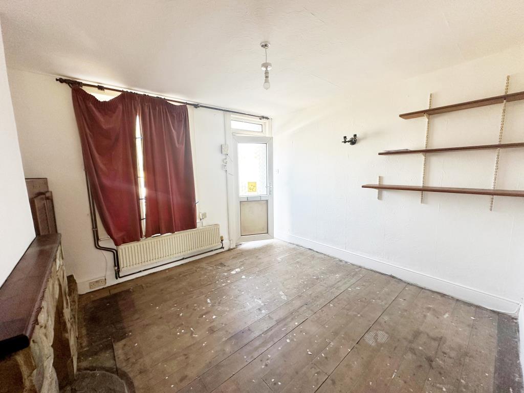 Lot: 162 - TERRACE HOUSE FOR REFURBISHMENT - Living room